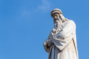 Leonardo Da Vinci Heykeli İtalya 'nın Milano şehrinde Mavi Gökyüzü Kapanışı Üzerine