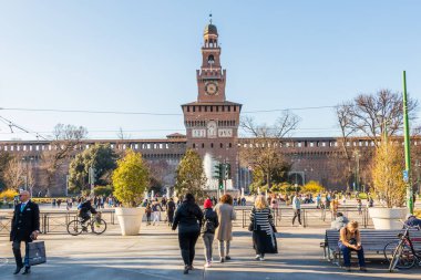Milano şehir merkezindeki Sforzesco Kalesi önünde kalabalık - 8 Mart 2019