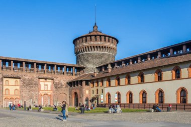 İtalya 'nın Milano kentindeki Sforza Şatosu' nun iç avlusunda eğlenen turistler - 8 Mart 2019: 