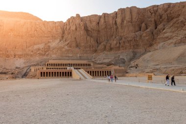 Luxor 'daki Hatshepsut tapınağı, Mısırdaki Mentuhotep Ii Luxor morg tapınağının bir yansımasıdır - 16 Nisan 2019