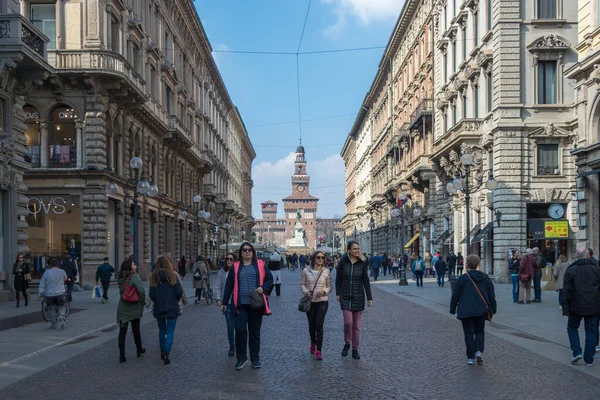 Arka planda Dante caddesinde insanlar yürüyor Sforzesco Kalesi, Milan, İtalya - 8 Mart 2019
