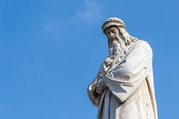 Άγαλμα Leonardo Vinci Στο Blue Sky Closeup Στο Μιλάνο Ιταλία — Φωτογραφία Αρχείου