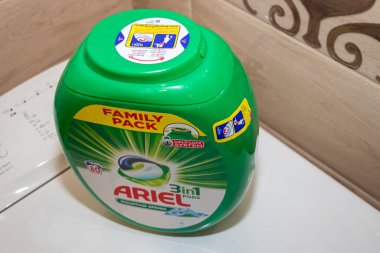 Ariel Dağı bahar çamaşır deterjanı 1 kapsülde 3 aile paketi Novi Sad, Sırbistan - 10 Şubat 2020
