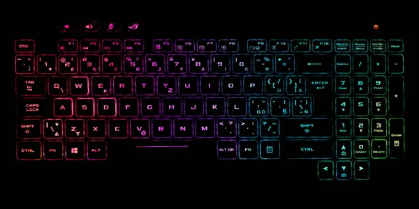 色彩艳丽的现代键盘 背景是黑色的彩虹背光 不同颜色键盘的背光 — 图库照片