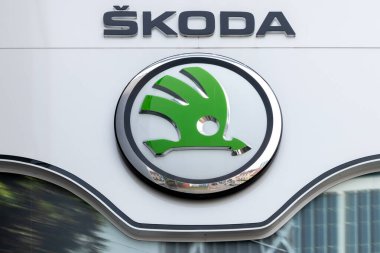 Bratislava, Slovakya - 28 Ağustos 2019: Skoda 'nın Slovakya' daki oto galerilerinden birinde Skoda amblemi