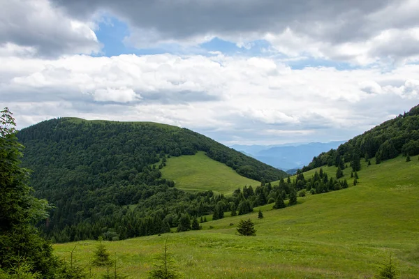 Paisaje Montañoso Con Prados Bosque Colinas Cielo Azul Norte Eslovaquia — Foto de Stock