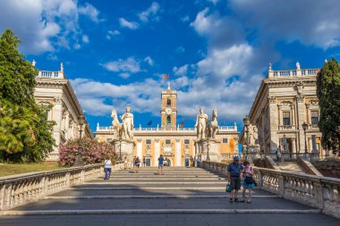 Roma, İtalya - 3 Temmuz 2017: Capitoline Hill girişinde Cordonata Capitolina ve Dioscuri heykelleri