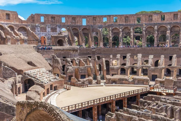 ローマ イタリア 2017年7月2日 コロッセオまたはフラビアン円形劇場は1世紀に建てられた大きな楕円形のアリーナです — ストック写真