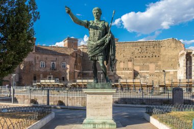 Sezar Augustus 'un bronz heykeli, Roma, İtalya
