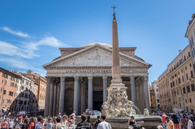 Roma, İtalya - 2 Temmuz 2017: Turistli Roma Antik Panteonu
