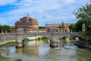 Castel Sant 'Angelo ve Ponte Sant' Angelo 'yu Roma, İtalya' daki Tiber nehrine bağlayan köprü.