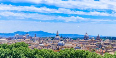 Roma 'nın tarihi merkezinin panoramik manzarası inanılmaz bulutlarla dolu, İtalya