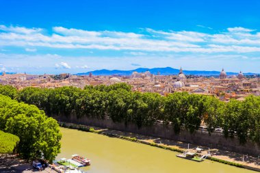 Roma 'nın tarihi merkezi inanılmaz bulutlarla ve Tiber nehri, İtalya
