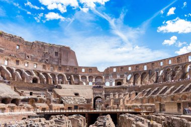 Colosseum 'un içinde - Flavian amfitiyatrosu yazın, Roma, İtalya