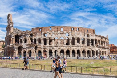Kolezyum Antik Roma zamanında inşa edildi. Roma, İtalya 'nın en popüler turistik merkezlerinden biridir..