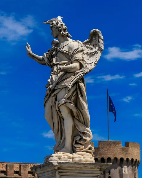 Bird Está Sentado Estatua Ángel Fondo Castillo Sant Angelo Roma —  Fotos de Stock
