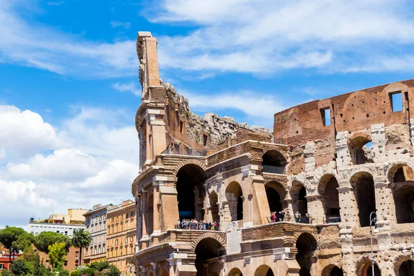 コロッセオは主要な旅行スポットであり これまでに建設された最大の円形劇場です — ストック写真