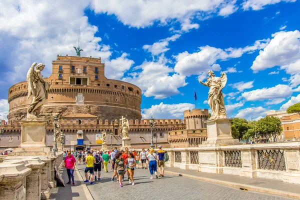 イタリア ローマのサンタンジェロ橋を歩く人々 7月3 2017 — ストック写真