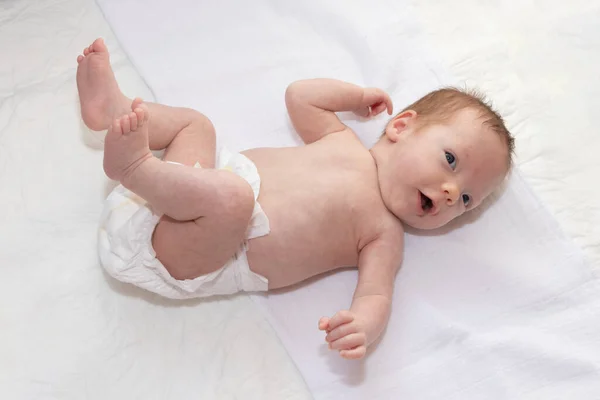 Glückliches Kleines Mädchen Das Auf Einem Weißen Laken Mit Einer — Stockfoto