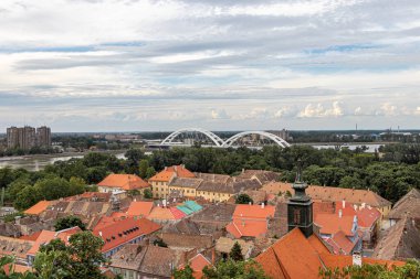 Novi Sad 'daki Tuna Nehri üzerindeki Zezelj köprüsü, Petrovaradin kalesinden manzara