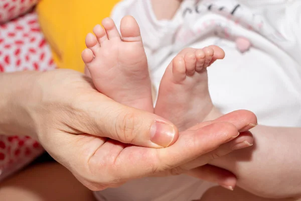 Baby Feet Mother Hands Tiny Newborn Baby Feet Female Shaped — Stock Photo, Image