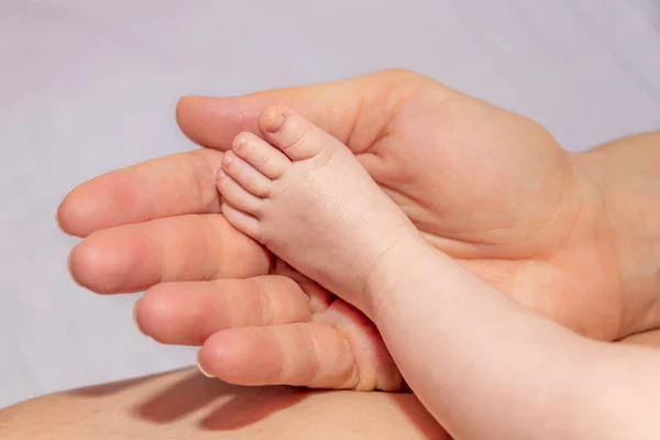Πόδια Μωρού Στο Χέρι Της Μαμάς Κοριτσάκι Είναι Μηνών — Φωτογραφία Αρχείου