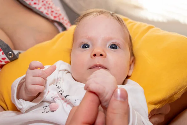 Newborn Baby Girl Holds Mom Finger Baby Blue Eyes Blond — Stock Photo, Image