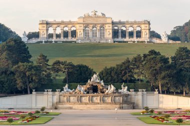 Schoenbrunn Palace Gloriette ve Neptune Fountain in Great Parterre of Schoenbrunn halk parkı Viyana, Avusturya - 3 Eylül 2019