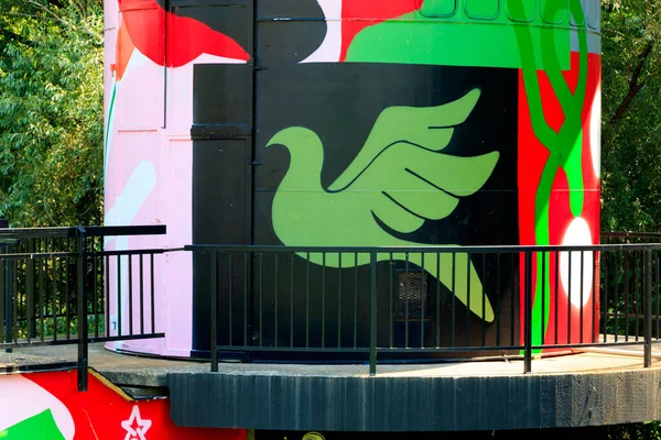 ノヴィ セルビア 2019年5月12日 緑のシルエットピジョン 鳩フライ スピリットと希望 — ストック写真