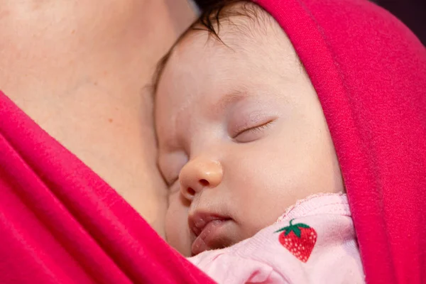 Baby Schläft Tragetuch Gesicht Großaufnahme Neugeborenes Baby Schläft Einem Tragetuch — Stockfoto