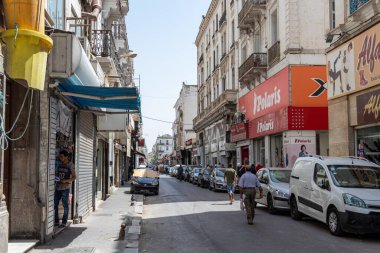  Tunus şehir merkezinde yürüyen insanlarla sıradan bir sabah 19 Temmuz 2018