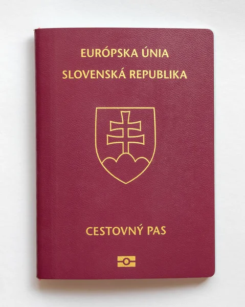 Slovakya pasaportu beyaz kağıtta izole edildi