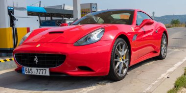 Ferrari 812 Superfast spor arabası Bratislava, Slovakya 'da bir benzin istasyonuna park edilmiş - 29 Ağustos 2019