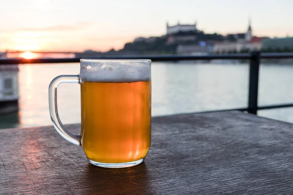 Slowakisches Bier Liter Auf Holztisch Hintergrund Die Donau Und Die — Stockfoto