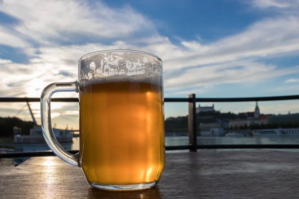 Primer Plano Una Taza Cerveza Fría Con Espuma Gotas Agua — Foto de Stock