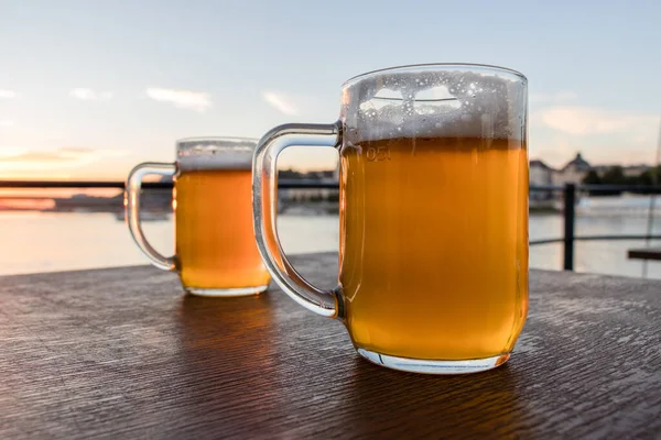 Dos Vasos Cerveza Ligeros Mesa Madera —  Fotos de Stock