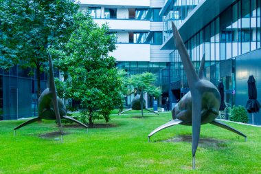 Bratislava, Slovakya - 15 Ağustos 2017: Üç finans köpekbalığı ve şehir parkı