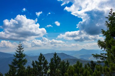 Yarı kızgın bulutların arka planı, Slovakya