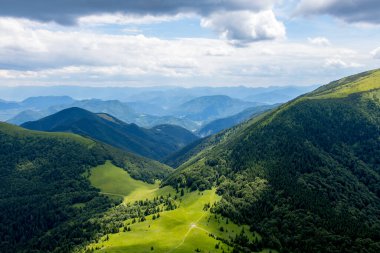 Çayır, orman, tepeler ve mavi gökyüzü olan dağ manzarası, Kuzey Slovakya
