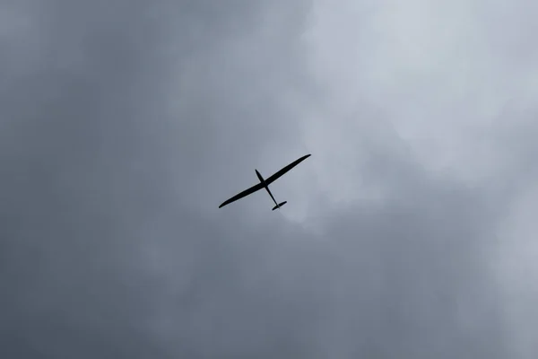 滑翔机在暴风雨中飞行 — 图库照片