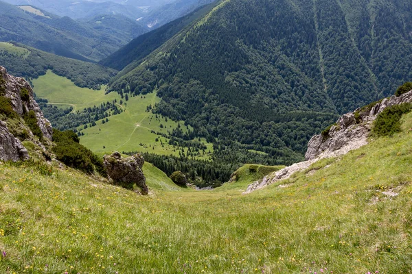 从位于斯洛伐克马拉法特拉国家公园的弗拉特纳山谷的大罗兹特克山观看 — 图库照片
