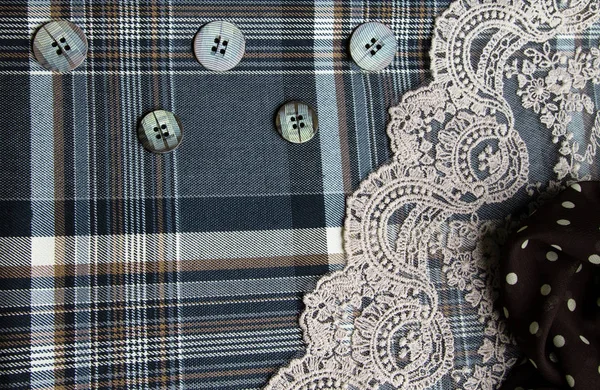 Düğmeli ve dantelli çizgili kumaş