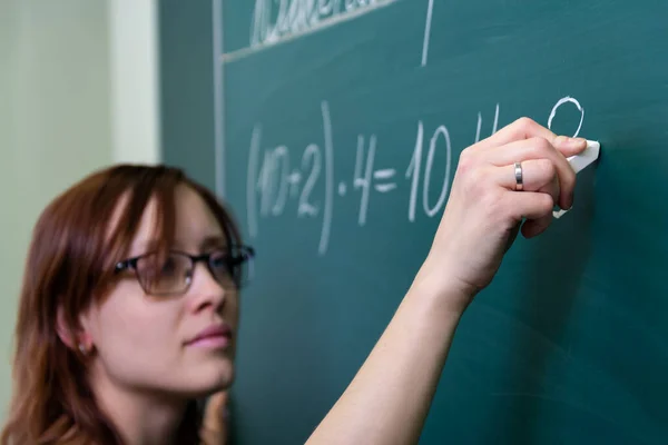 Lärare Kvinna Klassrummet Svarta Tavlan Löser Aritmetiska Exempel Inskription Klassrumsarbete — Stockfoto