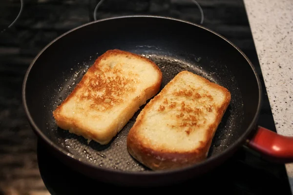 Гарячий Апетитний Смажений Білої Пшеничний Хліб Сковороді Чорному Тлі — стокове фото