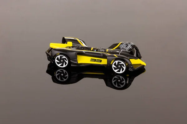 Leksak Bil Modell Hotwheels Spegel Grå Bakgrund Med Reflektion — Stockfoto