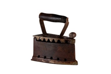 Beyaz arka planda izole ahşap saplı antika demir.