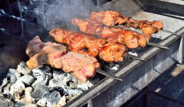 şiş bir et pişirme