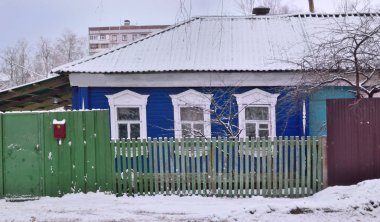 Rus köyünde tipik ahşap ev