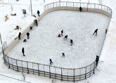 Bahçedeki buzda spor oyunları