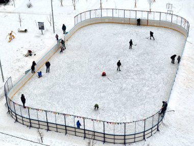 Bahçedeki buzda spor oyunları